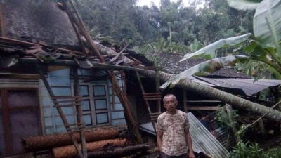 Duh, Sudah Lapuk Tertimpa Pohon Kelapa! Rumah Nenek 75 Tahun Hancur di Rancakalong