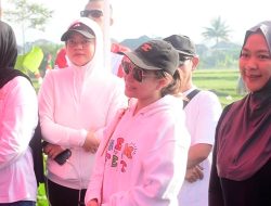 Rossa Borong Dagangan PKL di Geulis Sumedang