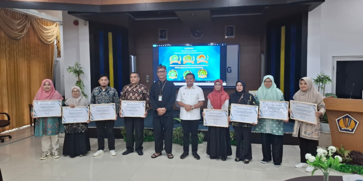 PPK MTsN 8 Sumedang Amalia Lilia Rozali menerima penghargaan dari Bupati Sumedang Doni Ahmad Munir di acara Stakeholders Day KPPN Sumedang 2026.