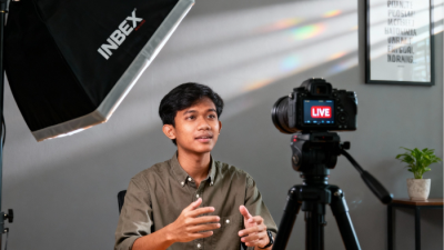 Kreator menggunakan INBEX Softbox Kit Lighting untuk pencahayaan video profesional.