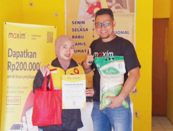 Maxim Beri Kejutan Haru untuk Driver Perempuan Tangguh di Sumedang, Kisah Ratna Bikin Merinding