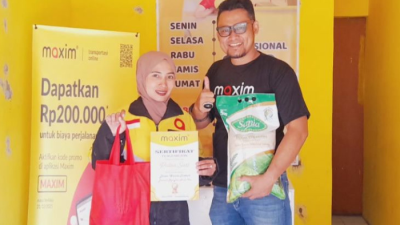 Pengemudi perempuan Maxim di Sumedang menerima sertifikat dan hadiah apresiasi dari tim Maxim sebagai bentuk penghargaan atas perjuangannya