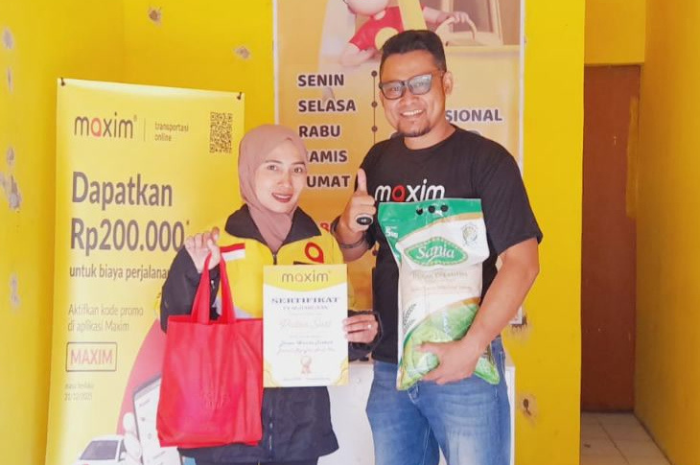 Pengemudi perempuan Maxim di Sumedang menerima sertifikat dan hadiah apresiasi dari tim Maxim sebagai bentuk penghargaan atas perjuangannya