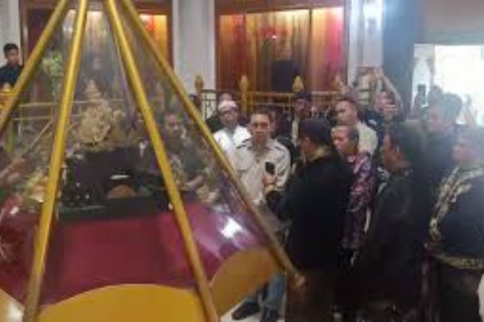 Menteri Kebudayaan Fadli Zon melihat Mahkota Binokasih di Museum Prabu Geusan Ulun Sumedang