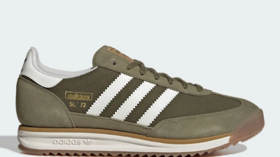 Sepatu Adidas SL 72 warna hijau army dengan tiga garis putih klasik, desain retro running shoes tampak samping