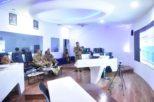 Studi banding Diskominfo Kuningan ke Command Center Sumedang terkait replikasi aplikasi
