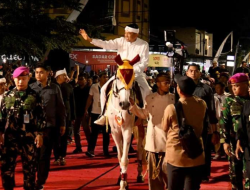 Lautan Warga Sambut Kirab Budaya Tatar Sunda, Dedi Mulyadi Bawa Mahkota Binokasih Keliling Jabar