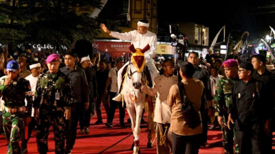 Lautan Warga Sambut Kirab Budaya Tatar Sunda, Dedi Mulyadi Bawa Mahkota Binokasih Keliling Jabar