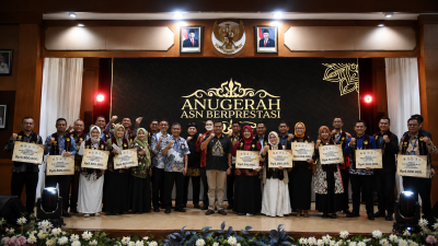 Para pemenang Anugerah ASN Berprestasi Kabupaten Sumedang Tahun 2026 bersama Bupati Dony Ahmad Munir.