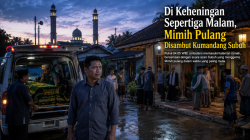 Seorang anak menyambut kepulangan jenazah ibunya di rumah duka saat azan Subuh berkumandang di Jatinunggal.