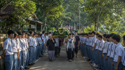 Ratusan siswa memberikan penghormatan terakhir kepada seorang perempuan yang pernah mewakafkan tanah untuk sekolah mereka