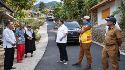 Bupati Dony meninjau perbaikan Jalan Sindangtaman-Gembong Sumedang