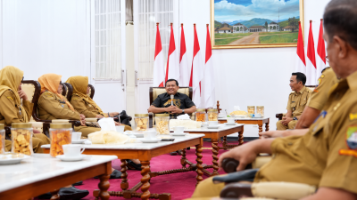 Bupati Sumedang mengapresiasi pengabdian kepala desa dalam pelayanan publik dan pembangunan desa.