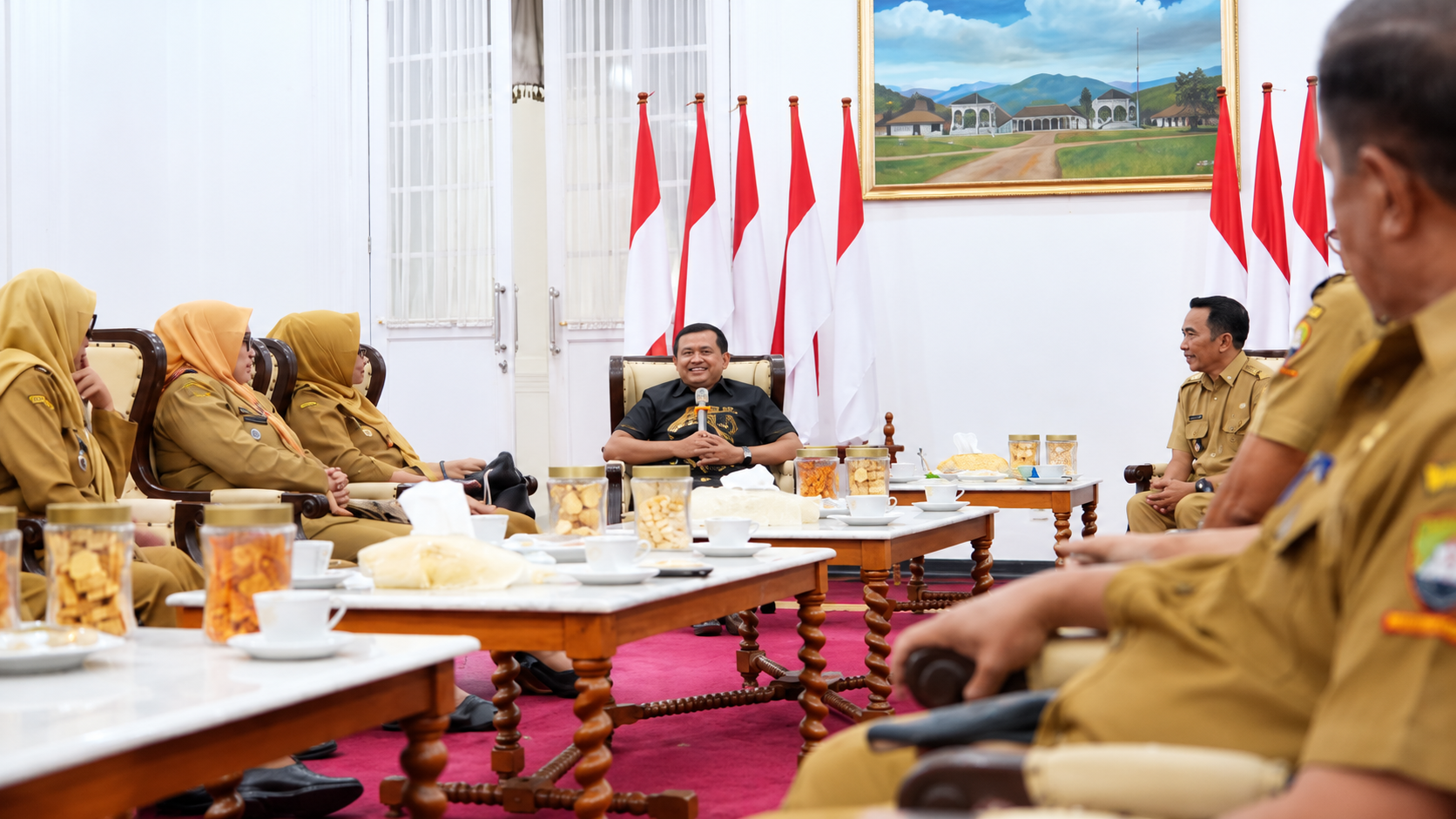 Bupati Sumedang mengapresiasi pengabdian kepala desa dalam pelayanan publik dan pembangunan desa.