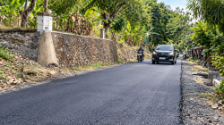 Jalan Cijeungjing–Cihideung Eretan di Jatigede, Sumedang, setelah diperbaiki dengan aspal hotmix.