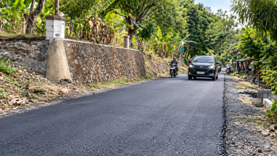 Jalan Cijeungjing–Cihideung Eretan di Jatigede, Sumedang, setelah diperbaiki dengan aspal hotmix.