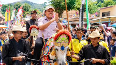 Kesenian Kuda Renggong Sumedang sebagai warisan budaya yang memperoleh sertifikat KIK.