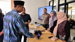 Sosialisasi dan simulasi Pilkades Digital 2026 di Kabupaten Sumedang dengan perangkat elektronik.